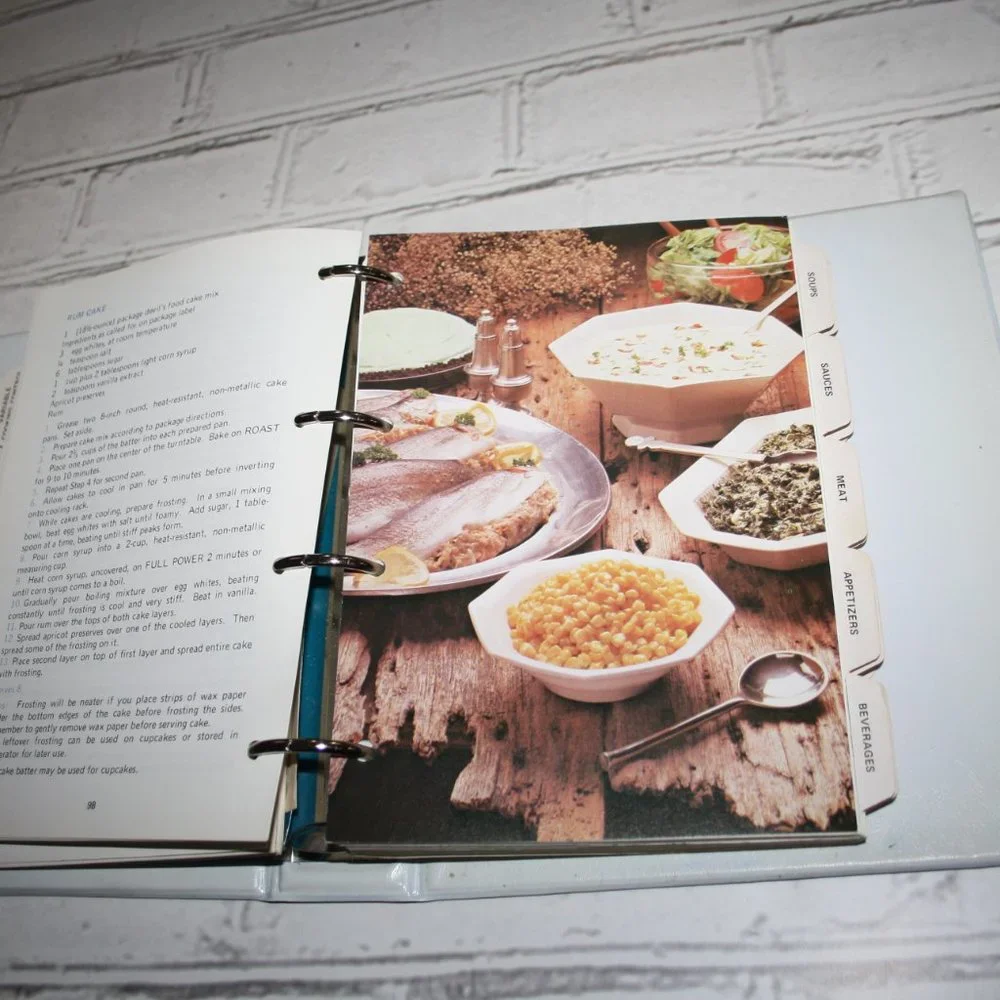Vintage Microwave oven cookbook binder (ba)